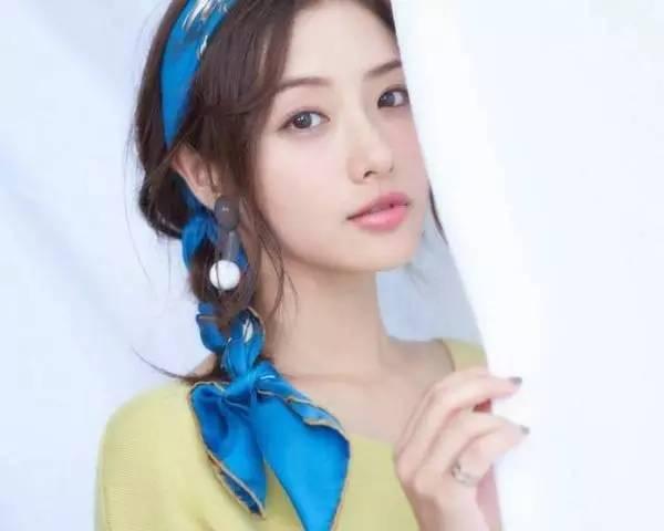 誰說天熱不能戴絲巾? 7種另類夏日絲巾係法讓你“從頭美到腳”