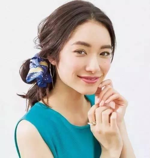 誰說天熱不能戴絲巾? 7種另類夏日絲巾係法讓你“從頭美到腳”