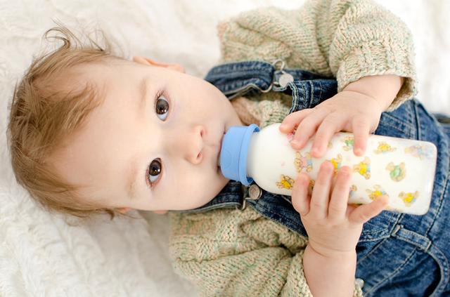 寶寶1歲後不能再用奶瓶？ 長期使用奶瓶原來有這麼多隱患！