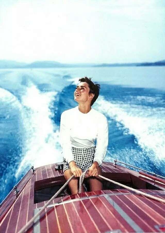 今夏流行的元素，60年前她全穿過！