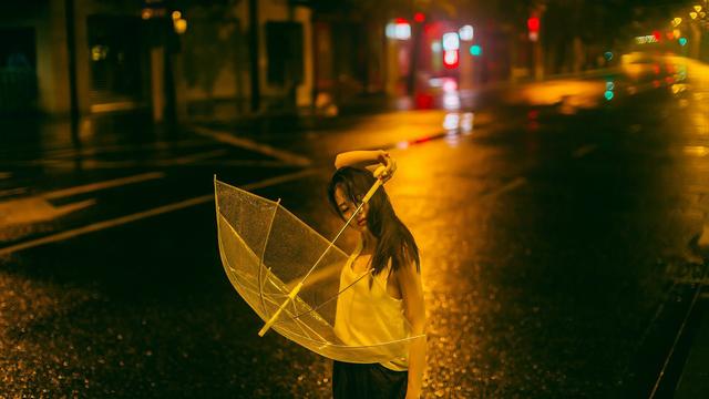 等一人,飲醉六月雨