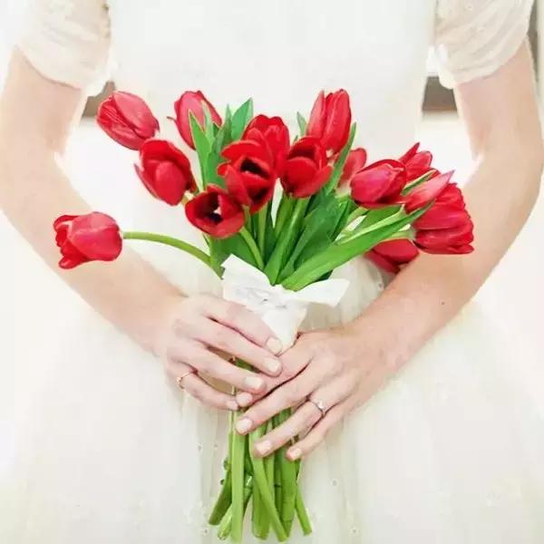 不同顏色、數量的手捧花寓意不同的愛！ 你知道27朵玫瑰的含義麼