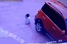 死神來了：爸爸不知孩子在車後，倒車將兩歲孩子碾死，太可憐了