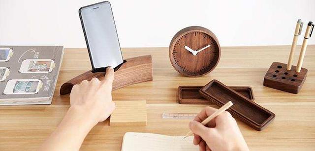 辦公桌也能曬出格調來？ 這些木質元素的好物告訴你，一切沒問題