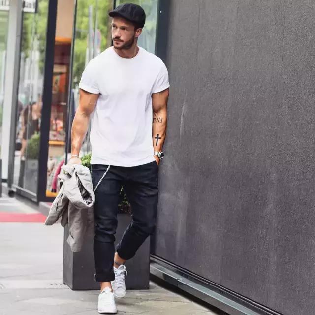 潮男的白T搭配法，5招凹成行走的荷爾蒙！