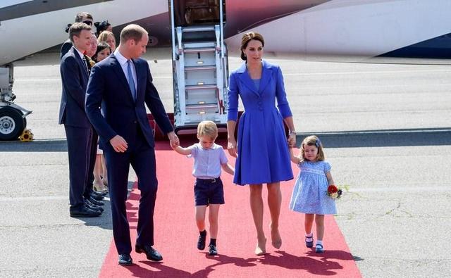 2歲的夏洛特公主舉止大氣像極了女王，哥哥喬治王子鬧彆扭又出新表情