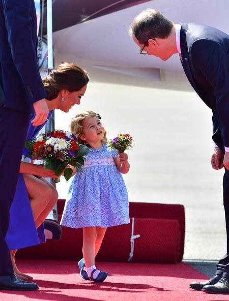 2歲的夏洛特公主舉止大氣像極了女王，哥哥喬治王子鬧彆扭又出新表情