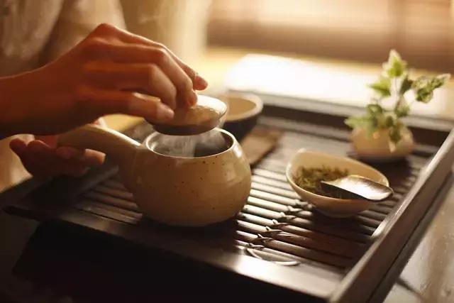 上等人談智慧、中等人談事情、下等人談是非