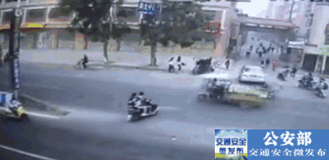 大貨車被強行搶道,司機寧可撞上去,也不會動方向盤