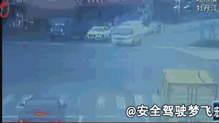 大貨車被強行搶道,司機寧可撞上去,也不會動方向盤