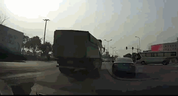大貨車被強行搶道,司機寧可撞上去,也不會動方向盤