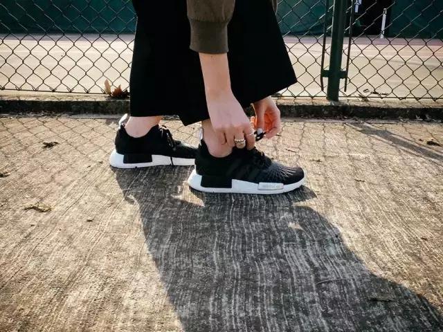 小白鞋穿膩了? 是時候來雙經典又時髦的小黑鞋了!