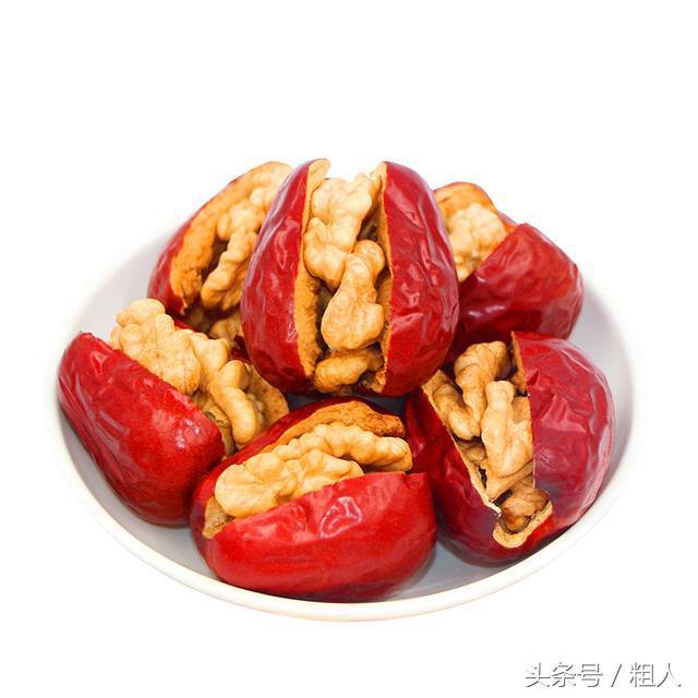 指甲上有豎紋、白點? 這是身體在向你求救,吃這幾樣食物可改善