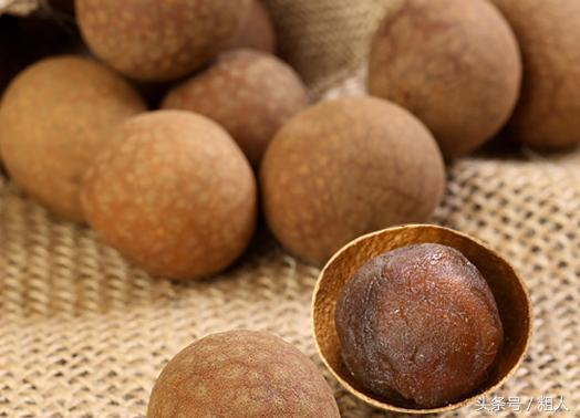 指甲上有豎紋、白點? 這是身體在向你求救,吃這幾樣食物可改善