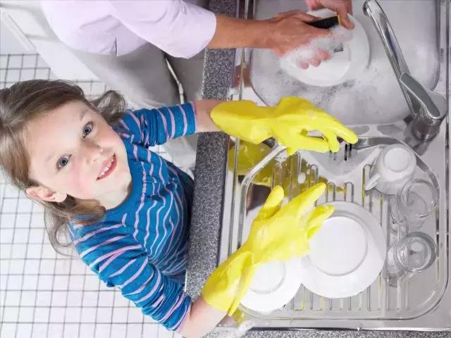 哈佛大學的發現：做家務和不做家務的孩子，差的不僅是未來