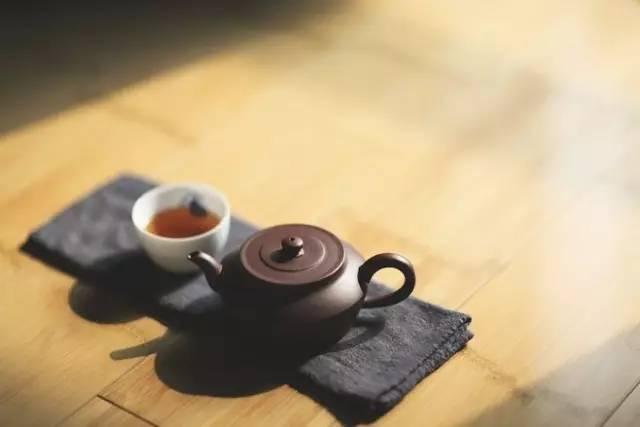 最好的生活:杯中有茶,口袋有錢,手中有書