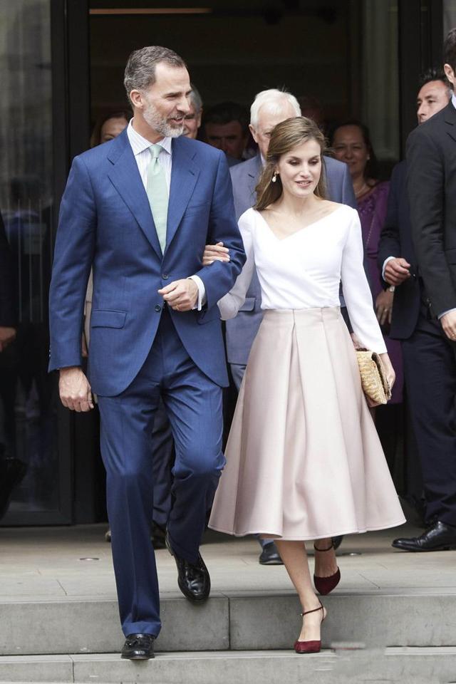 和國王有最萌身高差，西班牙王后蕾蒂希亞穿出好感度