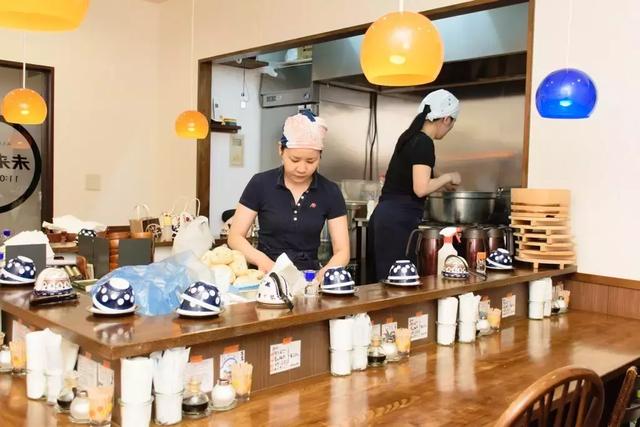 這家店只有12個座位、1個店員,每天提供1種菜,卻月入100萬日元