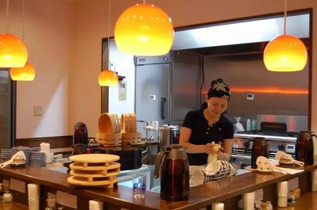 這家店只有12個座位、1個店員,每天提供1種菜,卻月入100萬日元