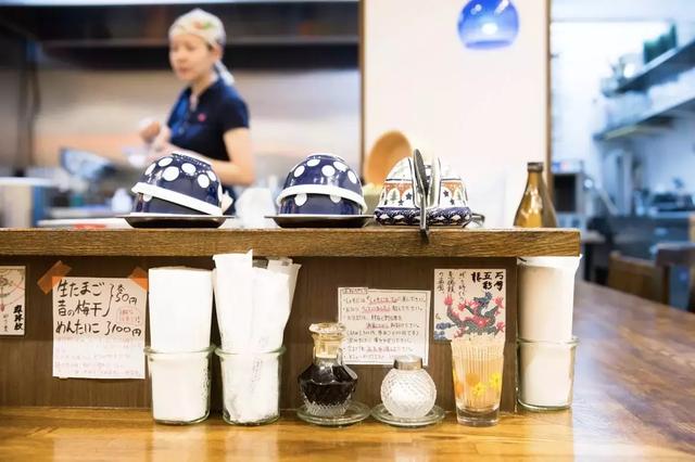 這家店只有12個座位、1個店員,每天提供1種菜,卻月入100萬日元