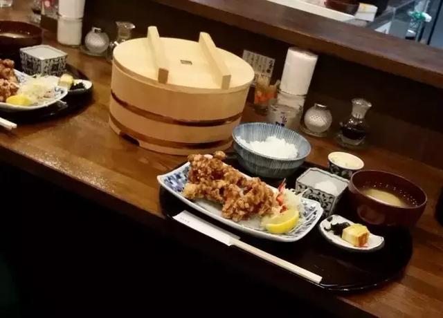 這家店只有12個座位、1個店員,每天提供1種菜,卻月入100萬日元