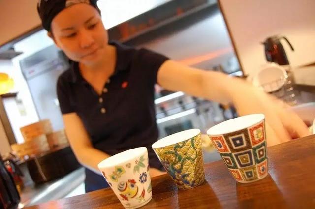 這家店只有12個座位、1個店員,每天提供1種菜,卻月入100萬日元