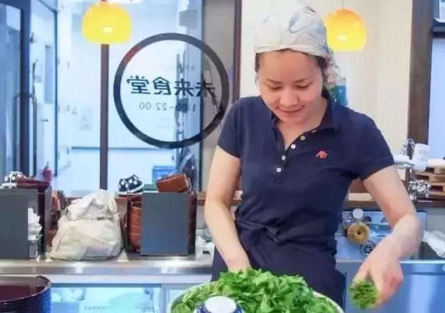 這家店只有12個座位、1個店員,每天提供1種菜,卻月入100萬日元