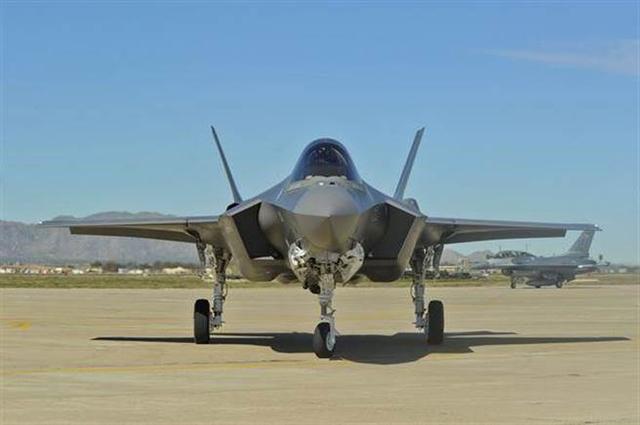 F-18要變身隱形戰機,多面“夾擊”下的F-35這回慘了!