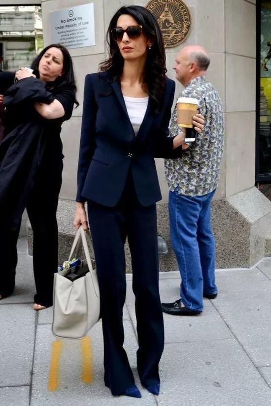 這個女人不簡單,衣服比女明星都多