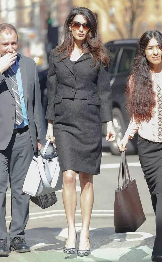這個女人不簡單,衣服比女明星都多
