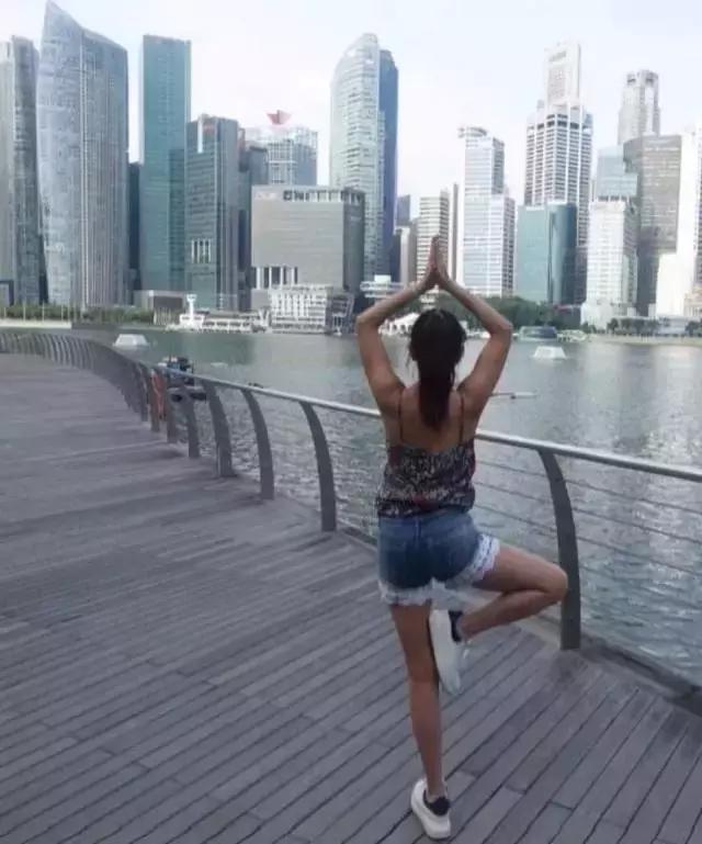 印尼50歲的女主持人走紅,健身讓她逆時光生長,好身材激勵網友