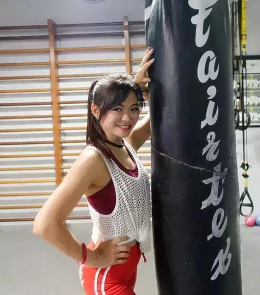 印尼50歲的女主持人走紅,健身讓她逆時光生長,好身材激勵網友