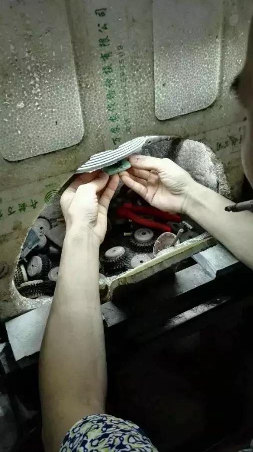 圖解翡翠拋光的全過程,從醜小鴨變白天鵝的過程
