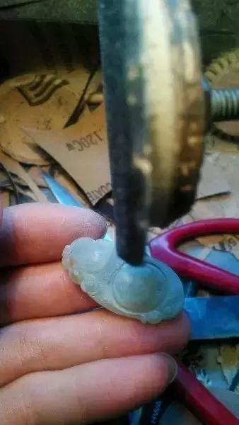 圖解翡翠拋光的全過程,從醜小鴨變白天鵝的過程