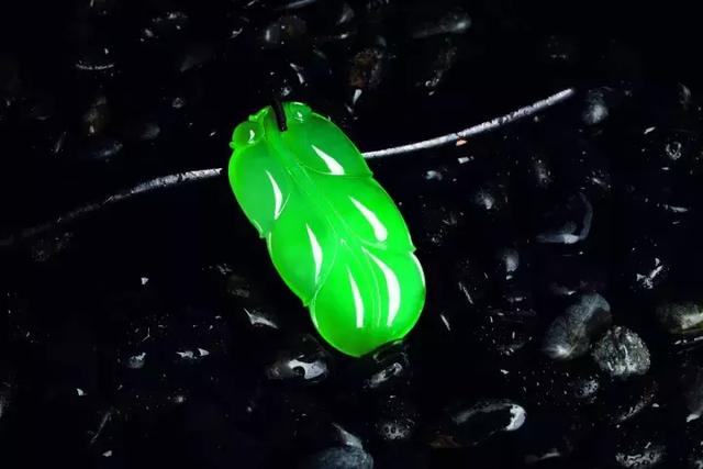 翡翠挂件的掛繩有什麼講究? 學會這幾招讓你的翡翠漂亮10倍!