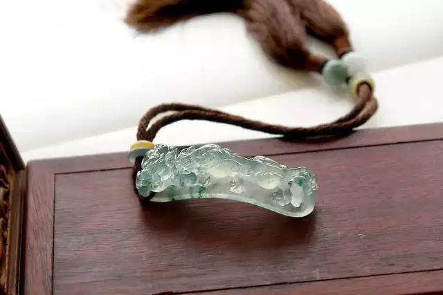 翡翠挂件的掛繩有什麼講究? 學會這幾招讓你的翡翠漂亮10倍!