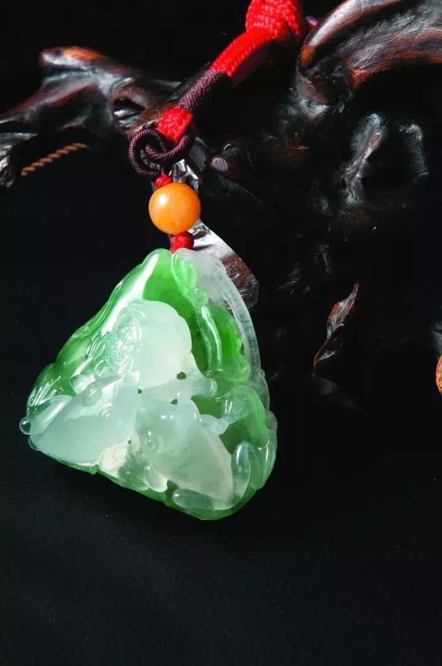 翡翠挂件的掛繩有什麼講究? 學會這幾招讓你的翡翠漂亮10倍!