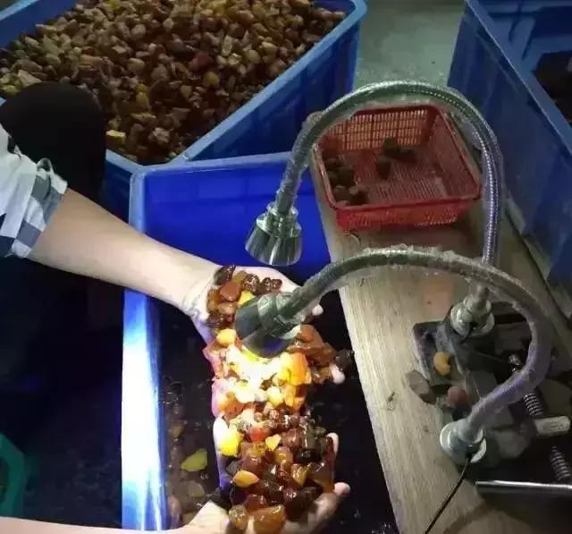圖解蜜蠟手工雕PK機雕全過程,誰才是王者!