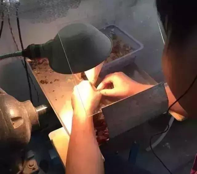 圖解蜜蠟手工雕PK機雕全過程,誰才是王者!