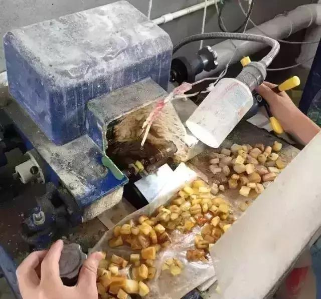 圖解蜜蠟手工雕PK機雕全過程,誰才是王者!