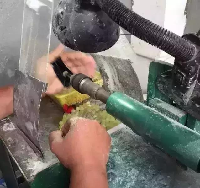 圖解蜜蠟手工雕PK機雕全過程,誰才是王者!