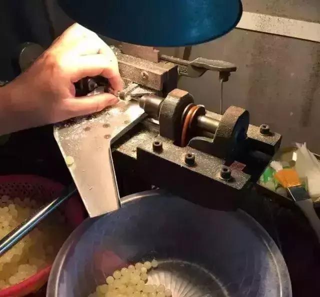 圖解蜜蠟手工雕PK機雕全過程,誰才是王者!