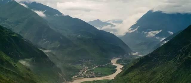 中國造價2000億的川藏鐵路首次曝光，沿途風景美到哭！
