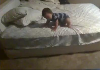 攝像頭拍到10個月大寶寶下床圖，我被這樣高的智商嚇到了