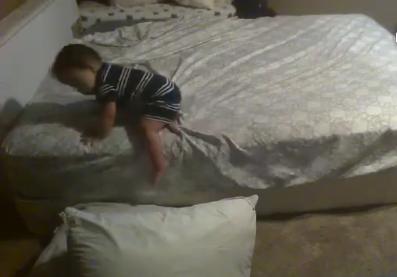 攝像頭拍到10個月大寶寶下床圖，我被這樣高的智商嚇到了