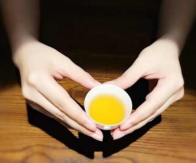 有一種浪漫,就是每天浪費一點時間,獨處、喝茶~