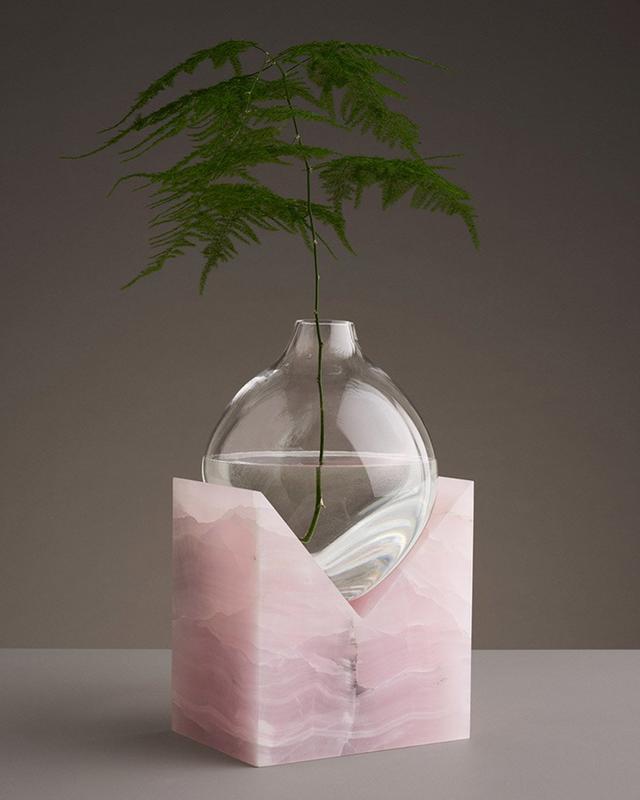 躺在大理石上的慵懶花瓶,突破常規的創意造型