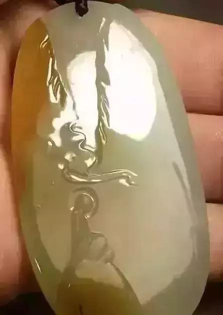 100塊的地攤廢料,逆轉成為了拍賣360萬的傳奇翡翠佳作!