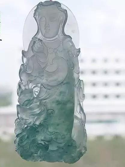 100塊的地攤廢料,逆轉成為了拍賣360萬的傳奇翡翠佳作!