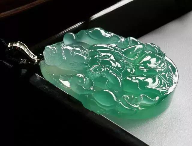 100塊的地攤廢料,逆轉成為了拍賣360萬的傳奇翡翠佳作!